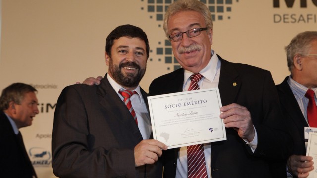 Presidente da ABM, Eduardo Tadeu, e Newton Lima, relator da MP que ampliou os prazos, em cerimônia de diplomarão dos Sócios Eméritos 