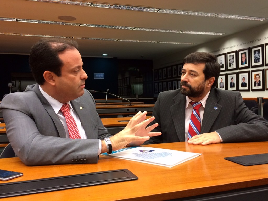 Eduardo em reunião com o relator da Comissão Especial do Pacto Federativo, André Moura